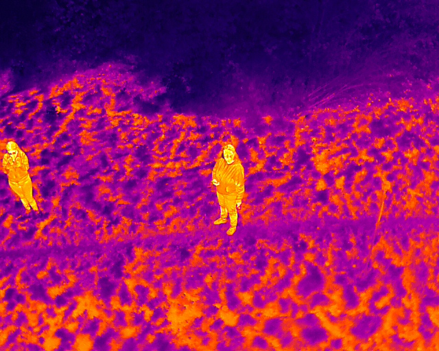 Thermalbild einer Drohneninspektion — Wärmesignaturen eines Objekts aus der Luft