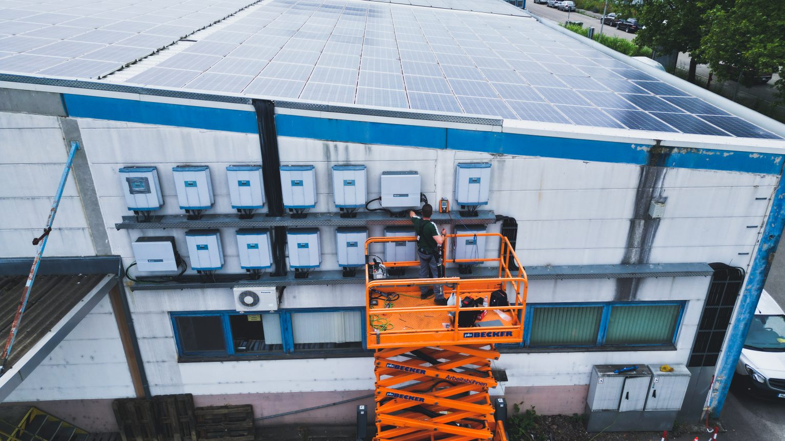 PV-Wartungsteam am Hubwagen einer Freiflächenanlage